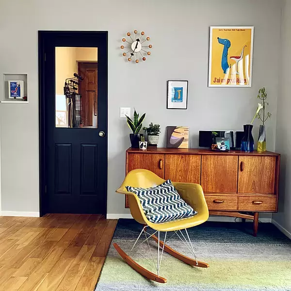 「懐かしさとモダンさの共存。ミッドセンチュリーモダンインテリア」の画像