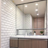 「スッキリしたデザインも魅力。サブウェイタイルを効果的に取り入れたDIY例」の画像1