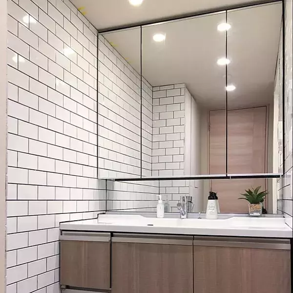 スッキリしたデザインも魅力。サブウェイタイルを効果的に取り入れたDIY例