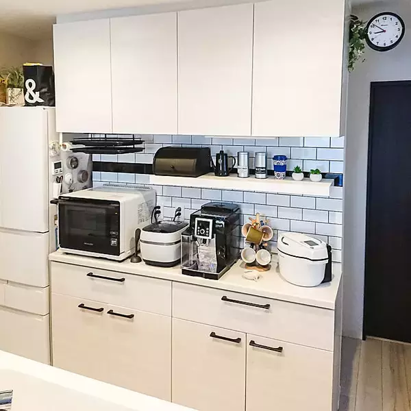 「スッキリしたデザインも魅力。サブウェイタイルを効果的に取り入れたDIY例」の画像