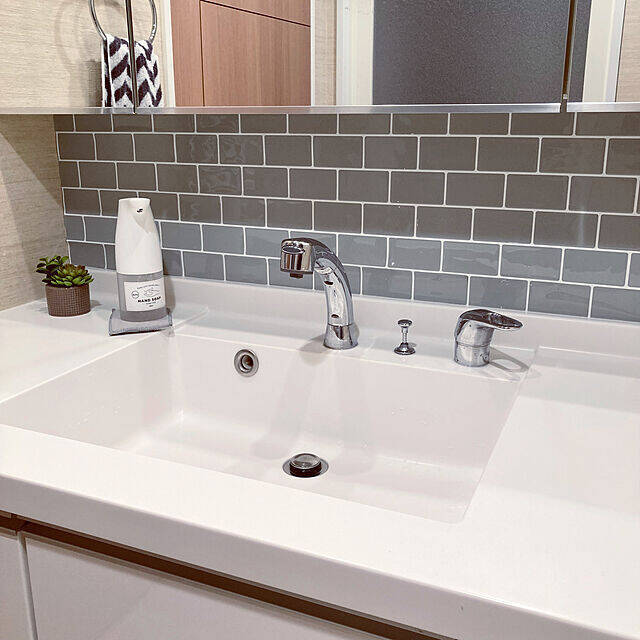 スッキリしたデザインも魅力。サブウェイタイルを効果的に取り入れたDIY例