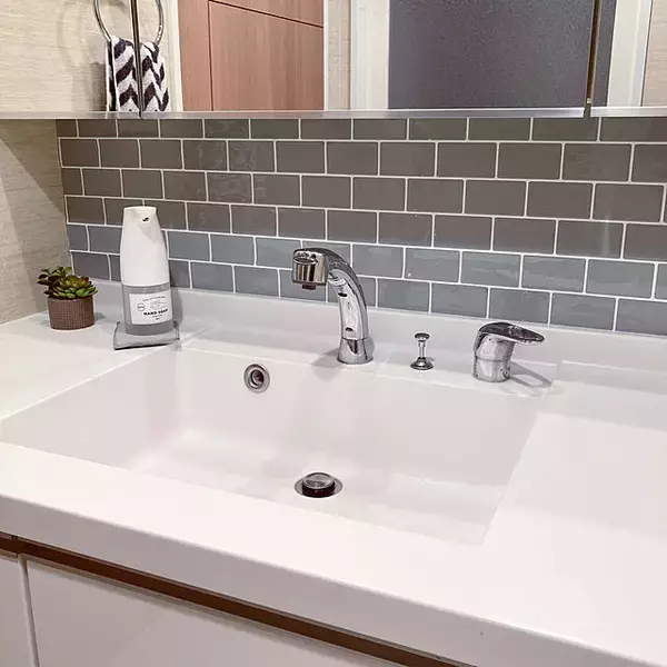 「スッキリしたデザインも魅力。サブウェイタイルを効果的に取り入れたDIY例」の画像