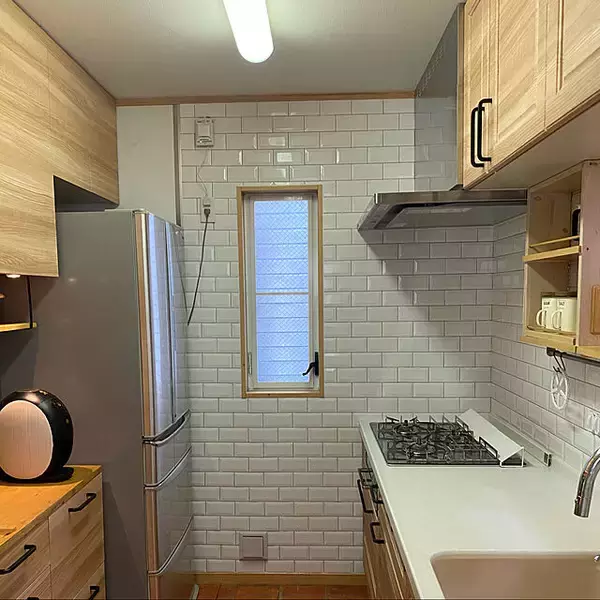 「スッキリしたデザインも魅力。サブウェイタイルを効果的に取り入れたDIY例」の画像