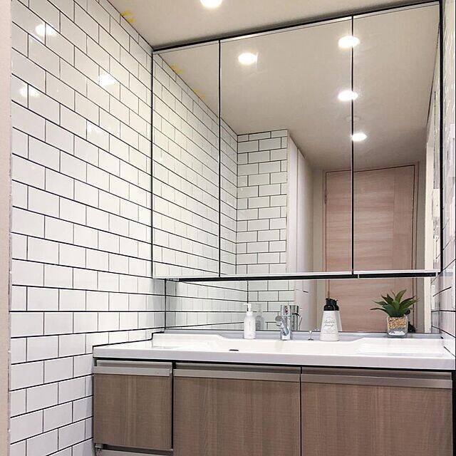 スッキリしたデザインも魅力。サブウェイタイルを効果的に取り入れたDIY例