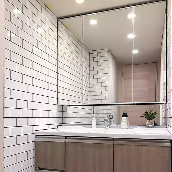 「スッキリしたデザインも魅力。サブウェイタイルを効果的に取り入れたDIY例」の画像