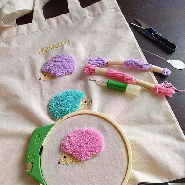 「道具は4つでOK！毛糸が作り出すモコモコデザインが魅力のパンチニードル」の画像
