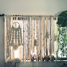 窓際を一味違う空間にアレンジできる。こだわりが滲んだカーテン代用品のDIY実例6選