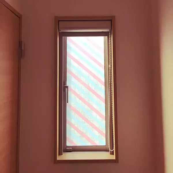 「窓際を一味違う空間にアレンジできる。こだわりが滲んだカーテン代用品のDIY実例6選」の画像