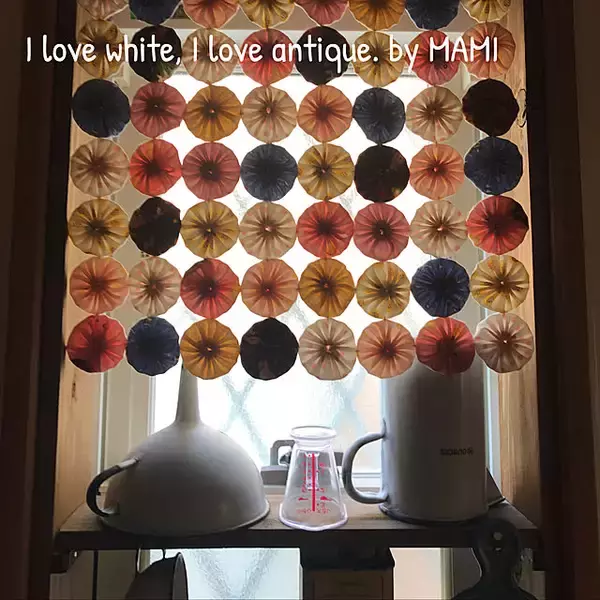 「窓際を一味違う空間にアレンジできる。こだわりが滲んだカーテン代用品のDIY実例6選」の画像