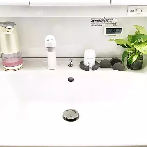 「清潔＆すっきり空間を叶える！整理整頓も掃除も快適になるセリアの洗面所アイテム」の画像