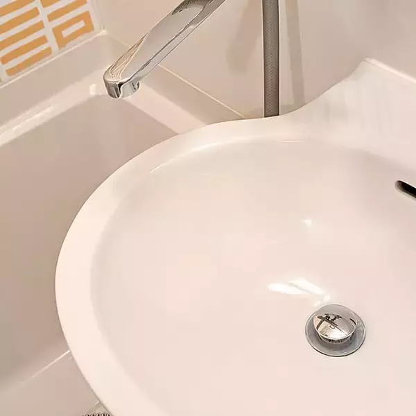 「清潔＆すっきり空間を叶える！整理整頓も掃除も快適になるセリアの洗面所アイテム」の画像