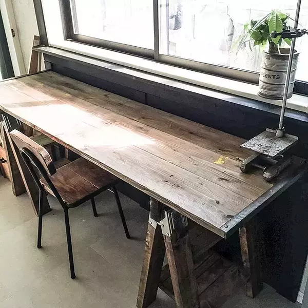 「味のある渋さがたまらない！足場板を使ってDIYに挑戦」の画像