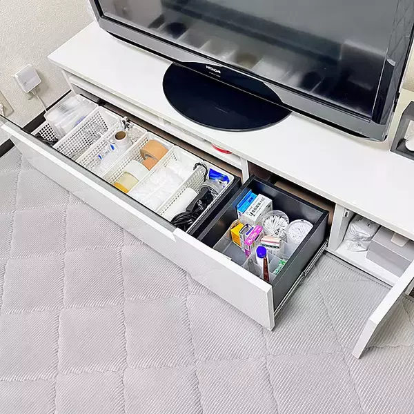 「リビング周りがすっきり片付く。隠す収納や見せる収納で整える、テレビ台収納のアイデア6選」の画像