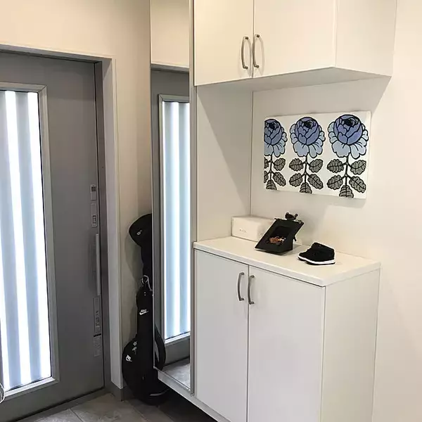 「ホッと温かく出迎えたいから♡ファブリックパネルのある玄関実例」の画像