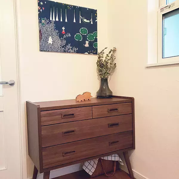 「ホッと温かく出迎えたいから♡ファブリックパネルのある玄関実例」の画像