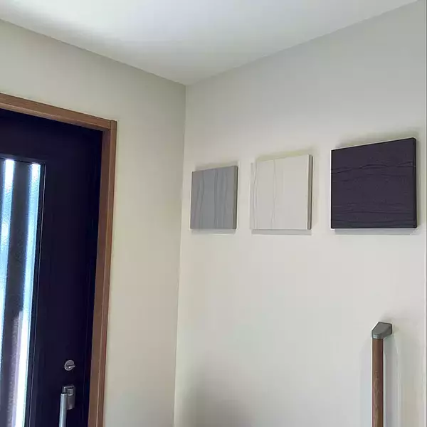 「ホッと温かく出迎えたいから♡ファブリックパネルのある玄関実例」の画像