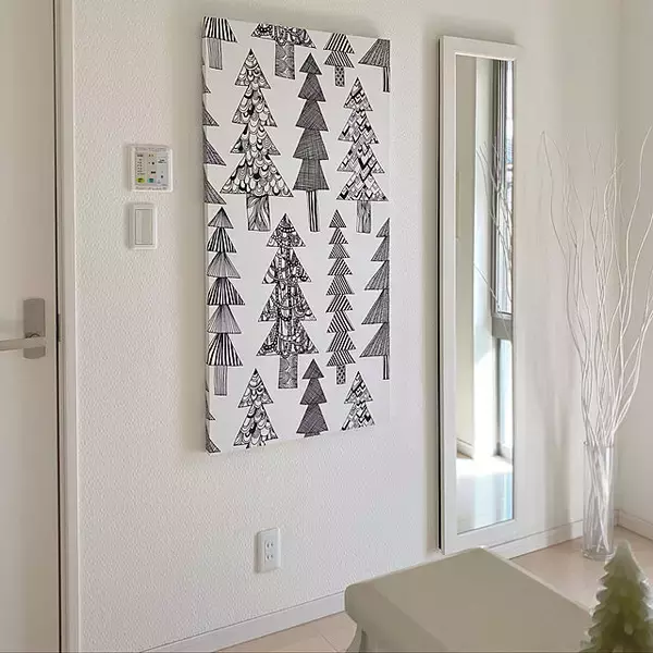 「ホッと温かく出迎えたいから♡ファブリックパネルのある玄関実例」の画像