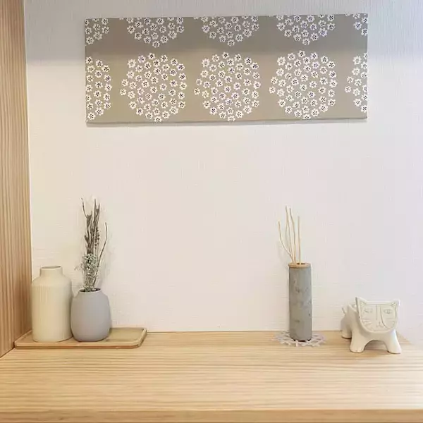 「ホッと温かく出迎えたいから♡ファブリックパネルのある玄関実例」の画像