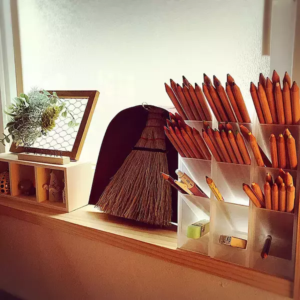 「整然として使いやすく！デスク周り収納に優秀なセリアのアイテム」の画像