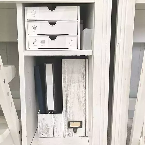 「整然として使いやすく！デスク周り収納に優秀なセリアのアイテム」の画像