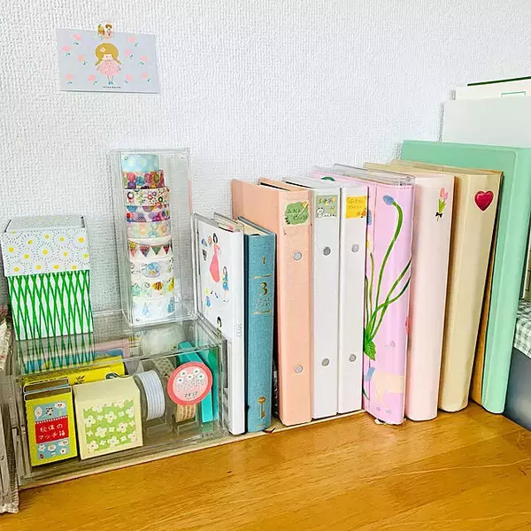 「整然として使いやすく！デスク周り収納に優秀なセリアのアイテム」の画像