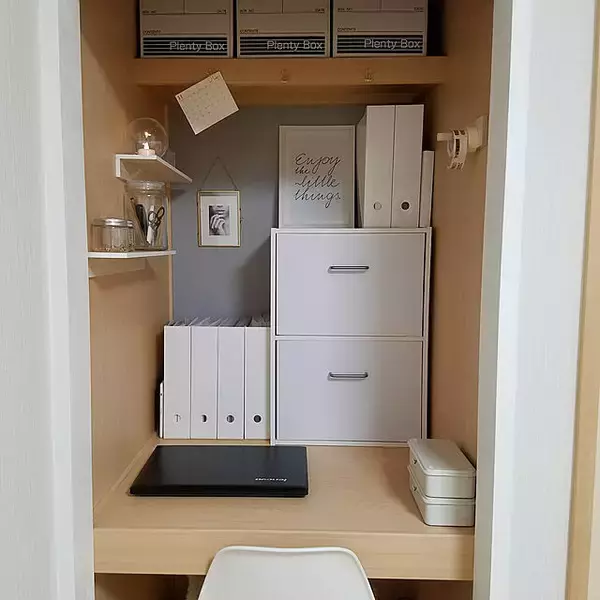 「整然として使いやすく！デスク周り収納に優秀なセリアのアイテム」の画像