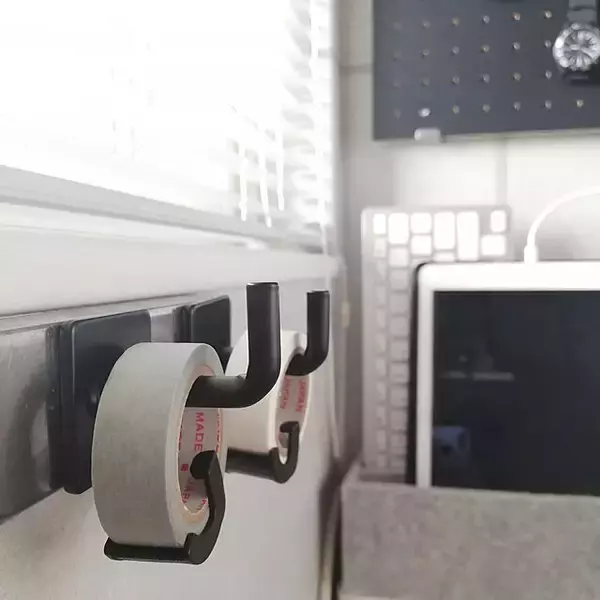 「整然として使いやすく！デスク周り収納に優秀なセリアのアイテム」の画像