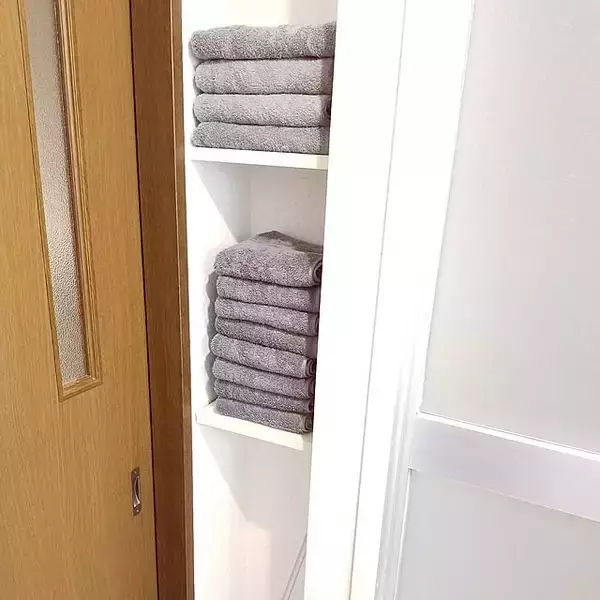 「清潔感を保ちながら使いやすくすっきりした空間に♪洗面所のタオル収納10選」の画像