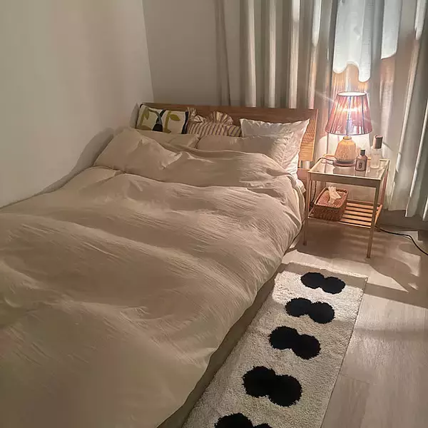 「一日の疲れを癒して♡リラックスタイムをサポートするベッドサイドテーブル」の画像