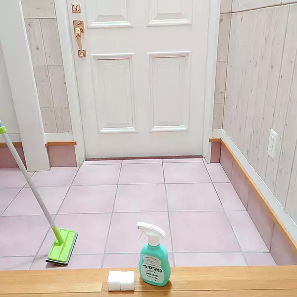 「玄関床掃除の決定版！綺麗を保つためのアイデアとおすすめアイテムをご紹介」の画像