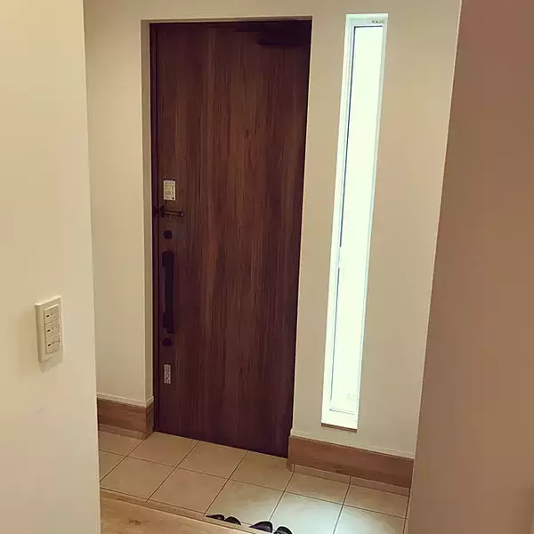 「玄関床掃除の決定版！綺麗を保つためのアイデアとおすすめアイテムをご紹介」の画像