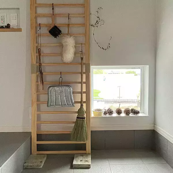 「玄関床掃除の決定版！綺麗を保つためのアイデアとおすすめアイテムをご紹介」の画像