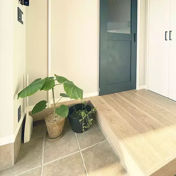 「玄関床掃除の決定版！綺麗を保つためのアイデアとおすすめアイテムをご紹介」の画像