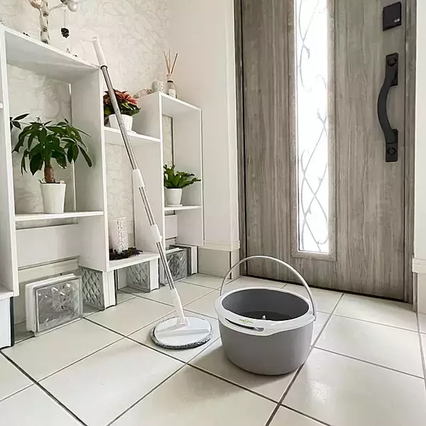 「玄関床掃除の決定版！綺麗を保つためのアイデアとおすすめアイテムをご紹介」の画像