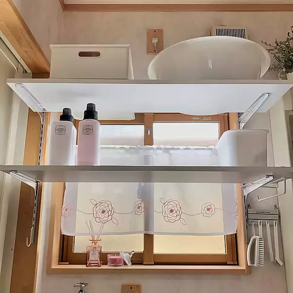 窓にも目隠しにも使える！デザイン豊富なセリアのカフェカーテン