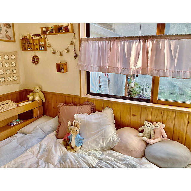 窓にも目隠しにも使える！デザイン豊富なセリアのカフェカーテン