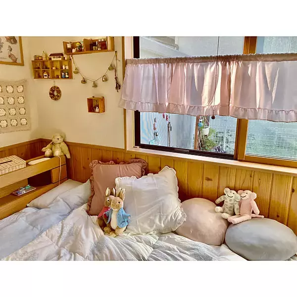 「窓にも目隠しにも使える！デザイン豊富なセリアのカフェカーテン」の画像