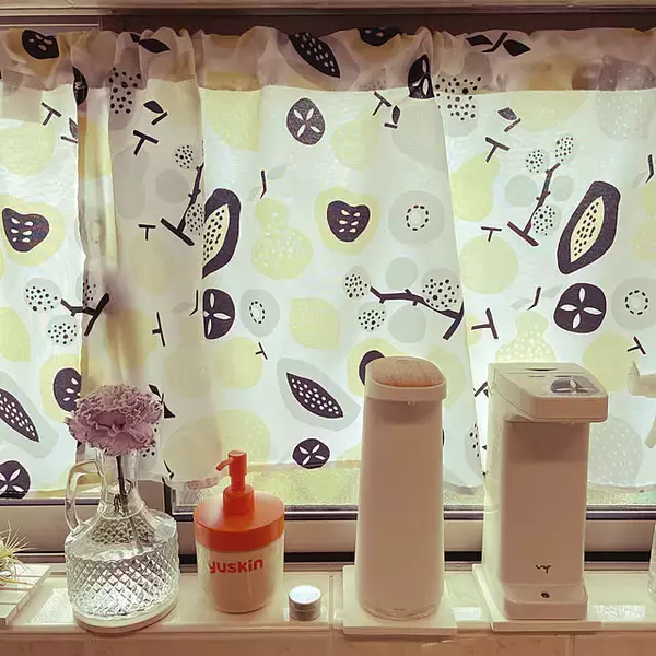 「窓にも目隠しにも使える！デザイン豊富なセリアのカフェカーテン」の画像