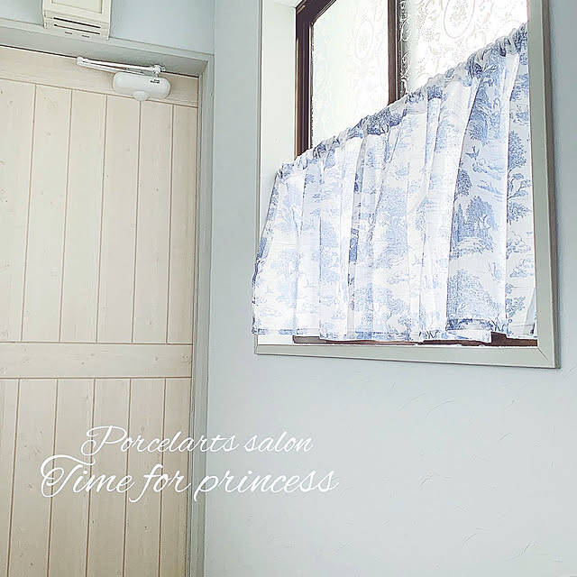 窓にも目隠しにも使える！デザイン豊富なセリアのカフェカーテン