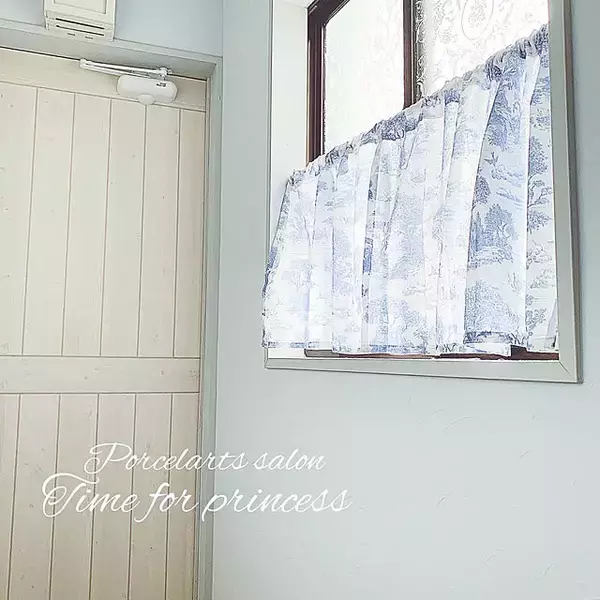 「窓にも目隠しにも使える！デザイン豊富なセリアのカフェカーテン」の画像