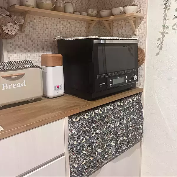 「窓にも目隠しにも使える！デザイン豊富なセリアのカフェカーテン」の画像