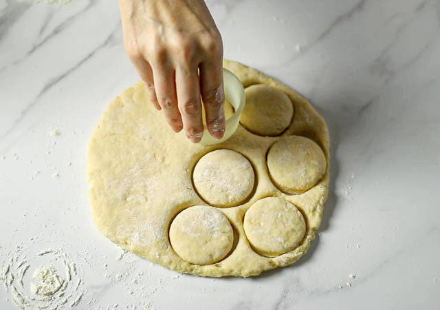 オーブン不要！フライパンで作る「基本の簡単スコーン」レシピ