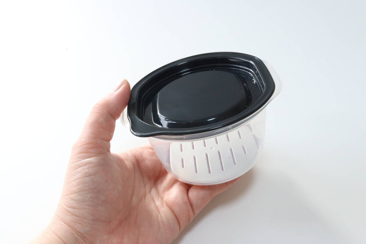 100均で理想のタイプ発見！「もうラップから卒業！」「形が秀逸！」家事も楽になる専用容器