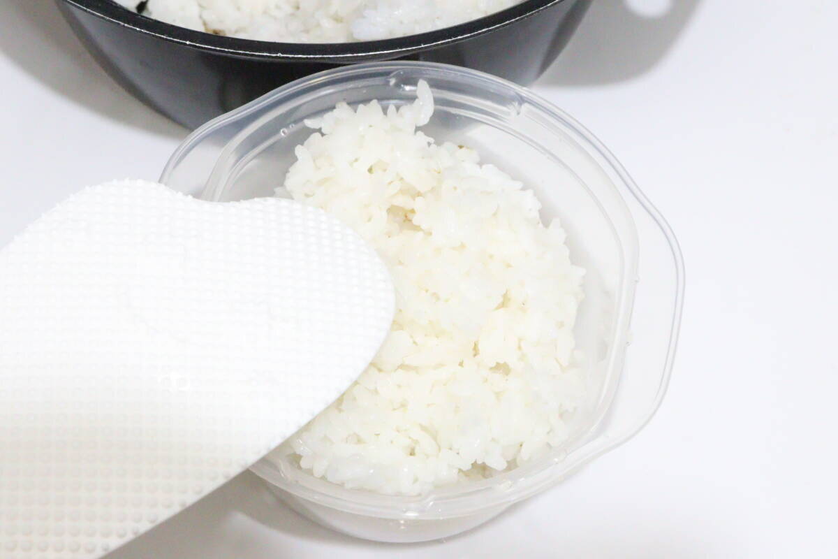 100均で理想のタイプ発見！「もうラップから卒業！」「形が秀逸！」家事も楽になる専用容器