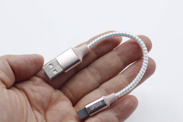 セリアのしか使う気起きない！可愛くて便利って最高じゃん♡持ち運びに便利なケーブル
