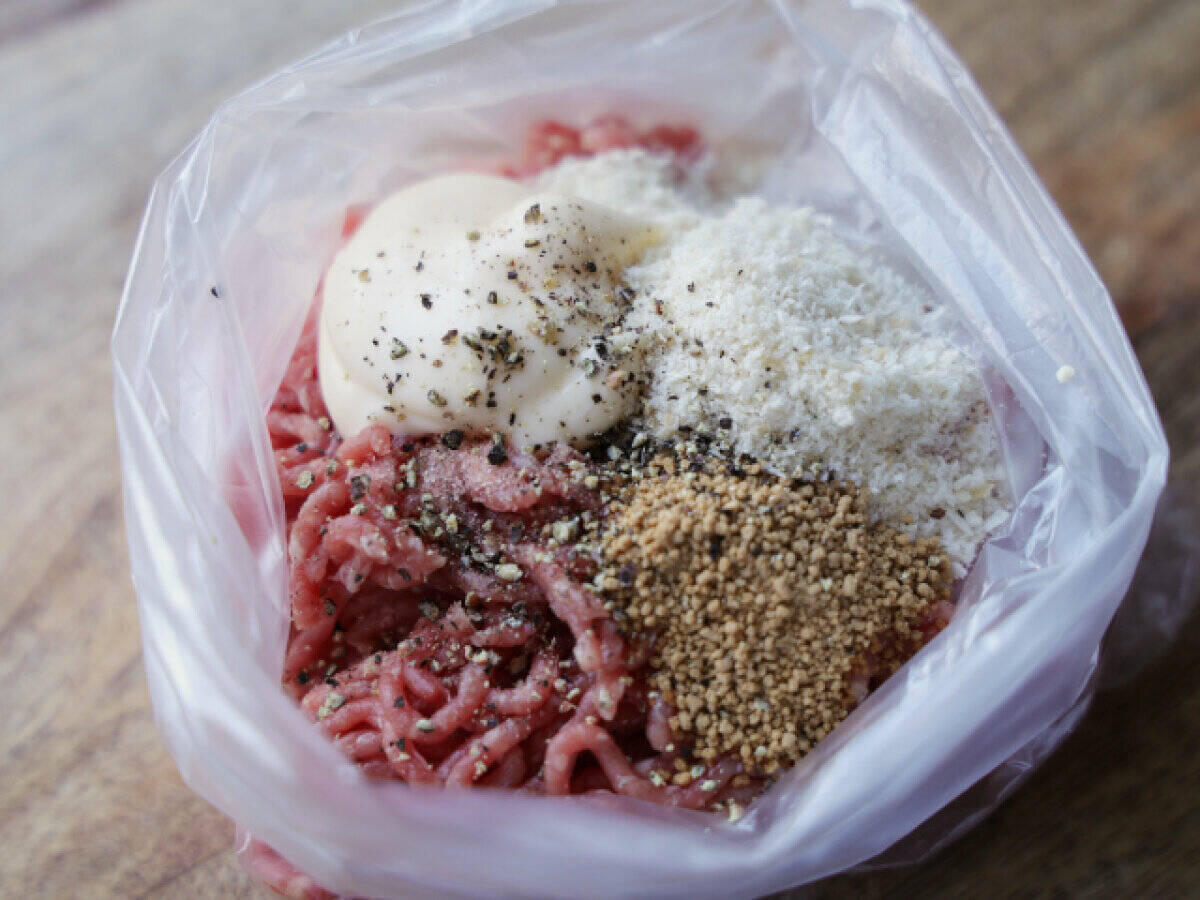 「肉団子がこんなに簡単にできるの！？」レンジで超時短！甘うまケチャップだれのミートボール