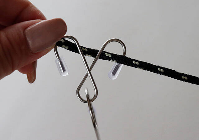 セリアさんコレどうやって使うの？試してみたら納得♡1つ持っておくと便利な不思議な形のフック