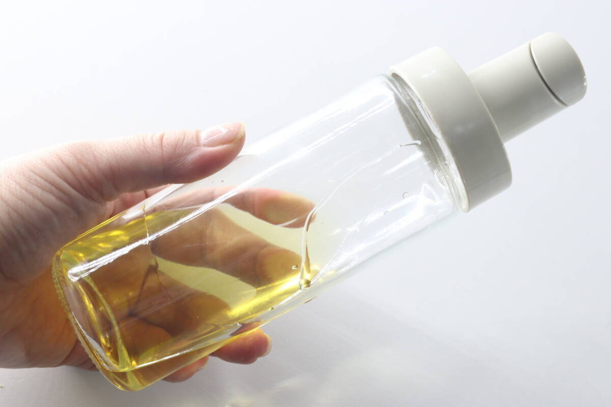 200円って本気かよ！「蓋の開閉が自動でできる！」片手で楽に使えるオイルボトル