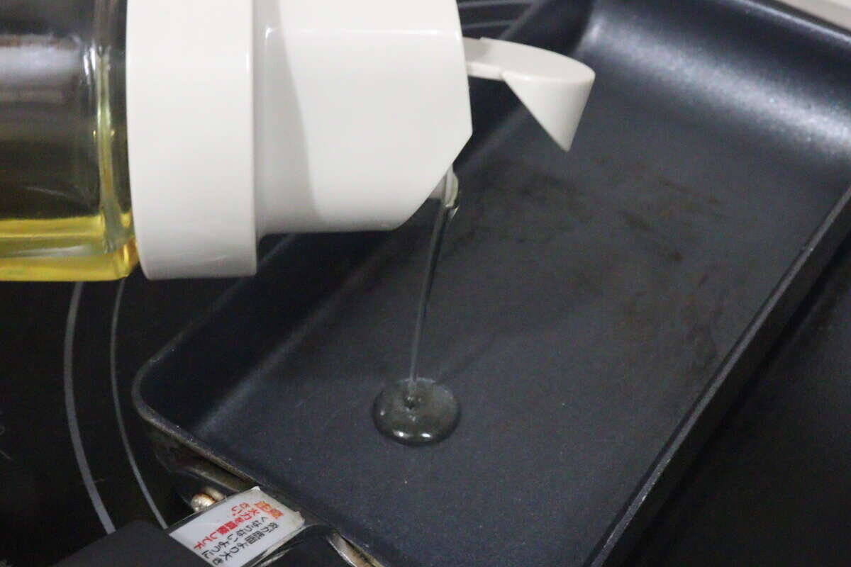 200円って本気かよ！「蓋の開閉が自動でできる！」片手で楽に使えるオイルボトル