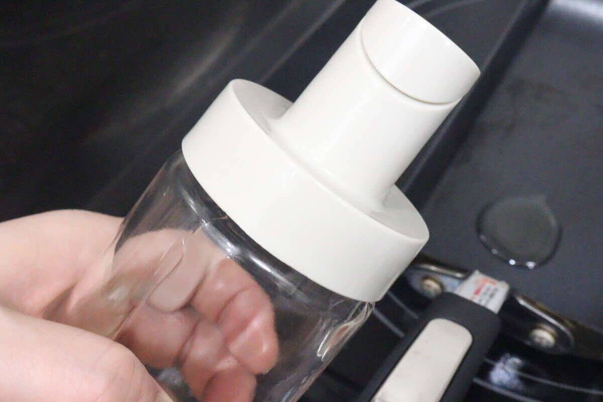 200円って本気かよ！「蓋の開閉が自動でできる！」片手で楽に使えるオイルボトル